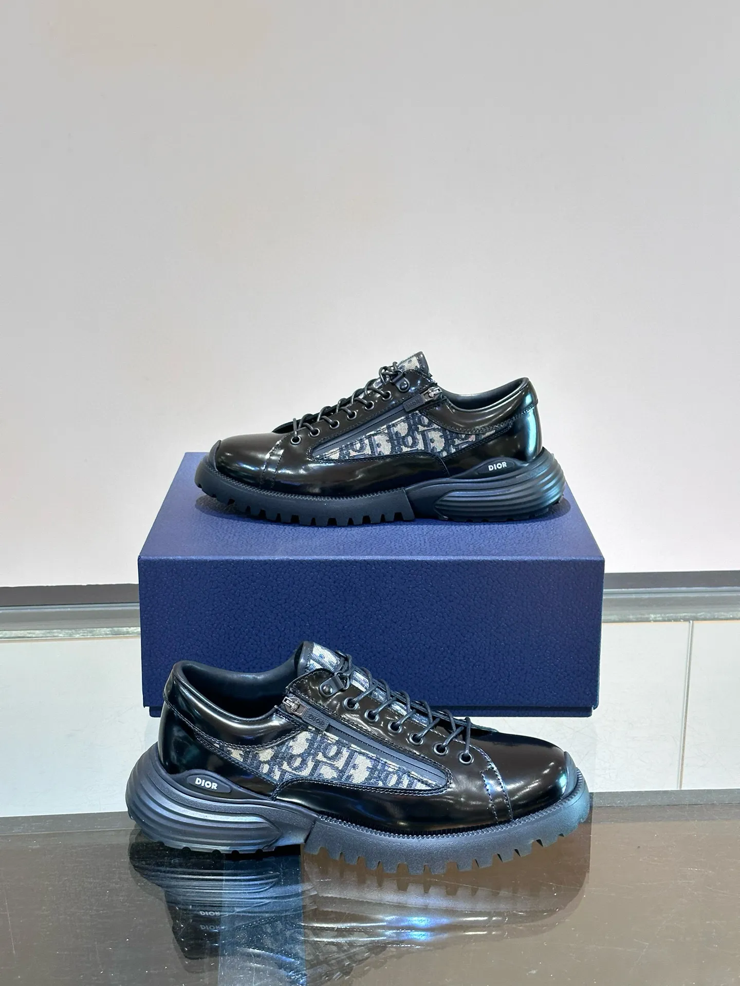 Factory price: 540💰◾️▫️Dior Combat Derby shoes are a new product in the 2024 spring men's wear series, presenting a mixed style that combines fashion design with sports elements. Crafted from black buffed calfskin leather with beige and black Oblique print panels on the sides and tongue. Designed with laces and technical zipper closure, the lightweight mixed-style sole highlights the charm of high-end customization. The Dior signature on the side enhances the style and will add a trendy touch to any look this season. Size: 39-44 (customized at 38.45)